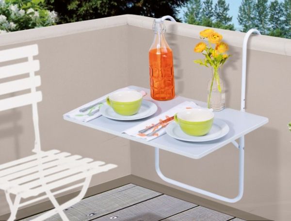 Balkong-med-en-hängande table-in-white-färg-