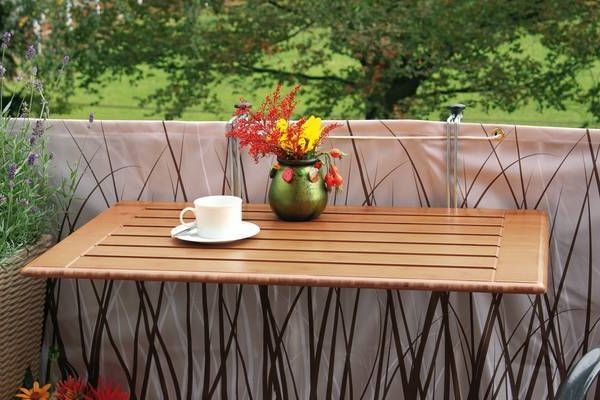 Balcon-cu-un-pliere masă de cafea din lemn halbă