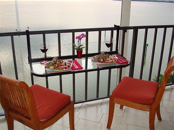 Balkon-z-czerwony składane krzesła stół Idea