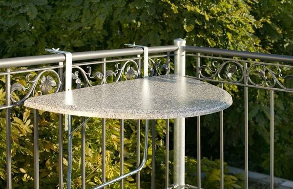 Balkong-med-en-elegant hängande bord idé