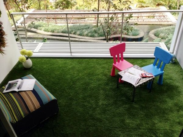 -balcony-z-umetno-trave-mala stoli