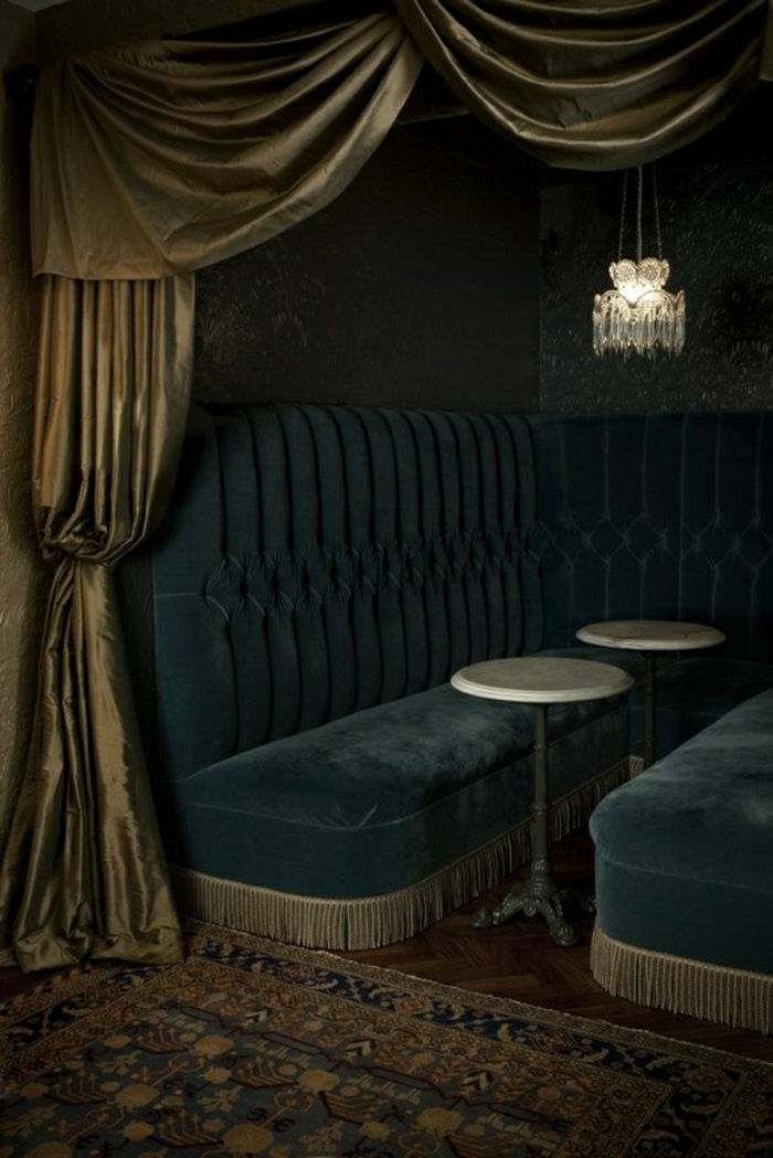 Barok ontwerp zwart Wallpaper-kristallen kroonluchter marmeren tafels satijnen gordijnen blauw-pluche banken