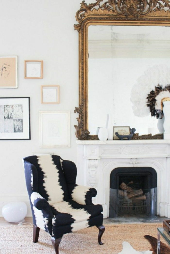Baroko fotelis juoda ir balta elegantiška židinys-derliaus veidrodis