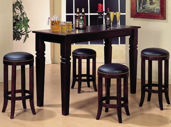 elegante bar tavola-con-sedie-legno scuro