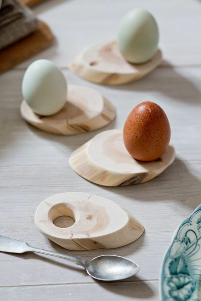 Decor de masă Decor de Paști din ouă de Paști colorate în lemn