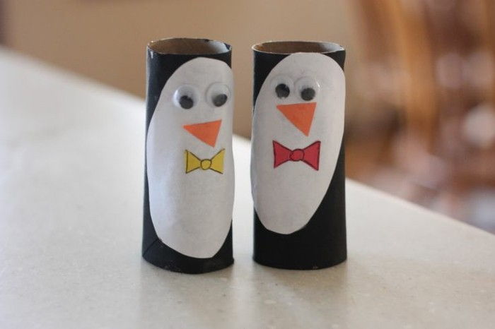 Tinker-med-toalett rullar Två pingvin