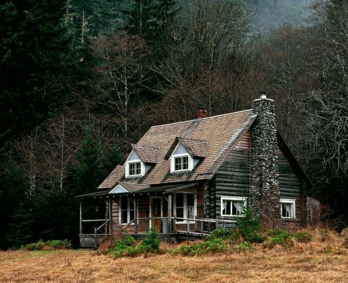 Munte jurnal de cabină cabină cu lemn și conifere piatră-pădure