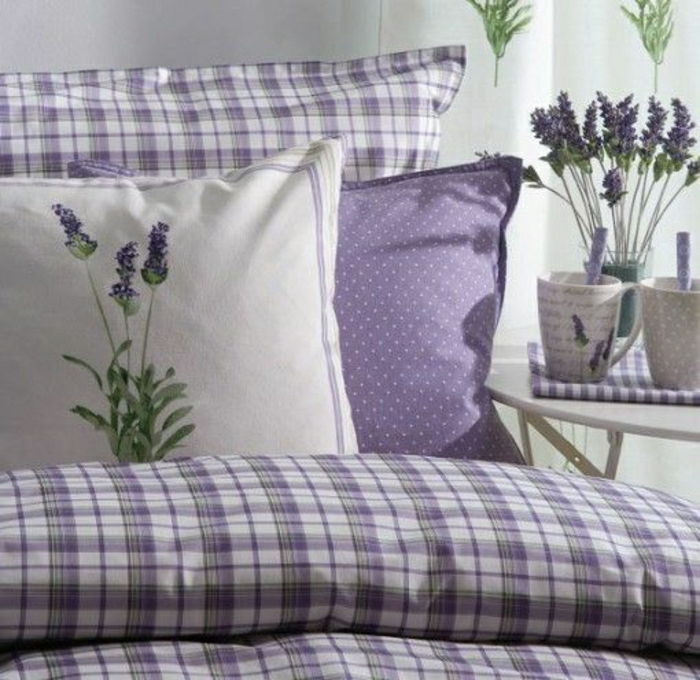 Bed landlig stil lilla sengetøy og lavendel farge og hvite kaffekopper