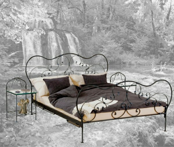 Bed-of-smijern Mural Forest Waterfall sengetøy-brun-beige nattbordet