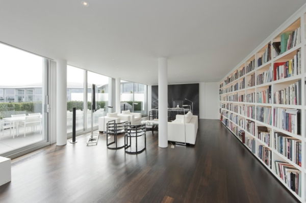 Bibliotheek-in-the-penthouse-en-houten vloer