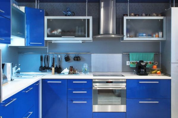 maža moderni virtuvė su spintelėmis tamsiai mėlyna