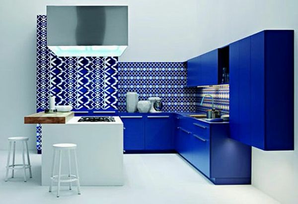 zeer interessant ontworpen keuken in blauw en wit