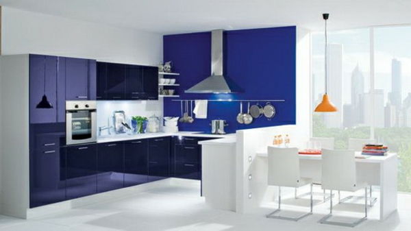Mėlyna virtuvė ir baltos valgomojo pusės