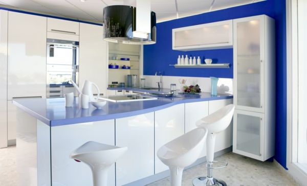 mooie keuken met witte barkrukken en blauwe muren
