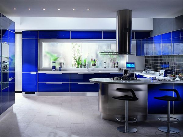 blauwe keuken met plafondverlichting en barkrukken