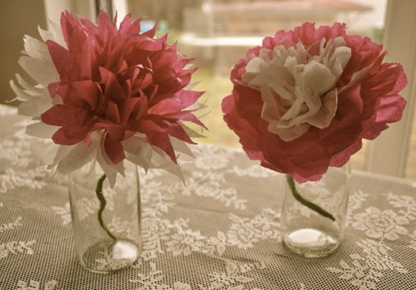 Flori realizate din hârtie creponată în vaze redimensionate