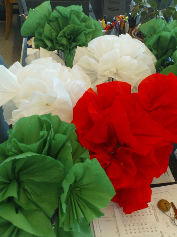 Cvet iz krep papirja-in-belo-rdeče-in-zeleno-pomanjšane