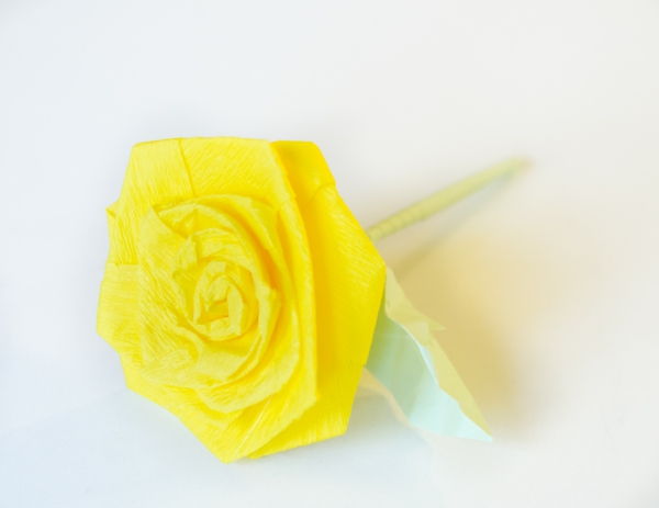 Gėlė pagaminta iš krepinio popieriaus kaip iš tikrųjų keičiamo dydžio
