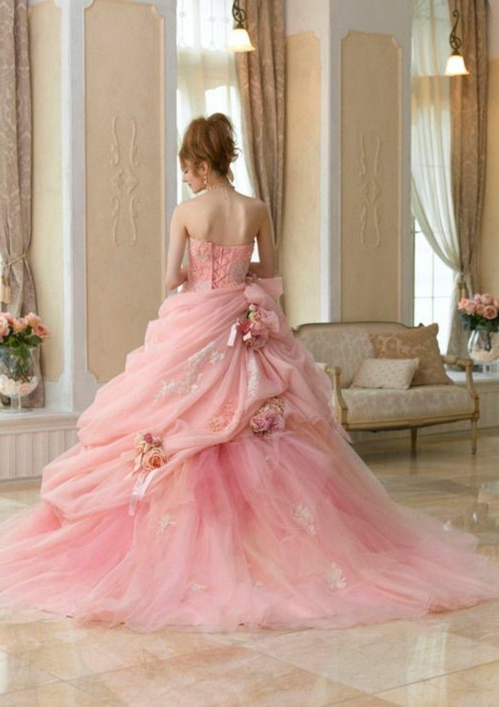 Vestuvių suknelė rožine gėlių papuošalais