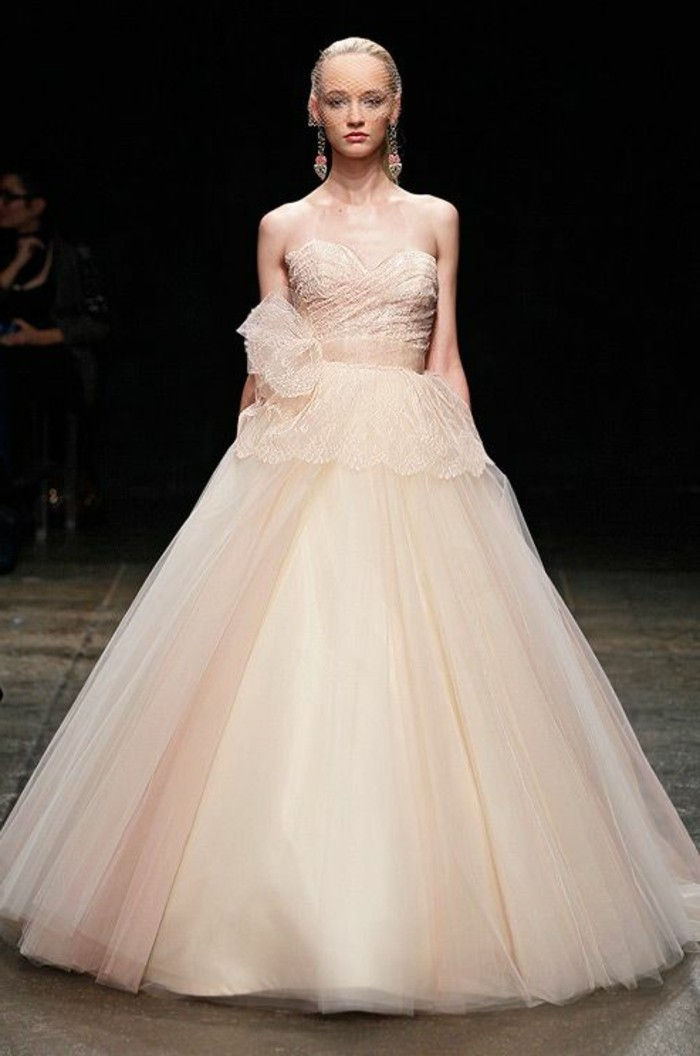 Pink vestuvinė suknelė, skirta spalvingi vestuvių išvaizdai
