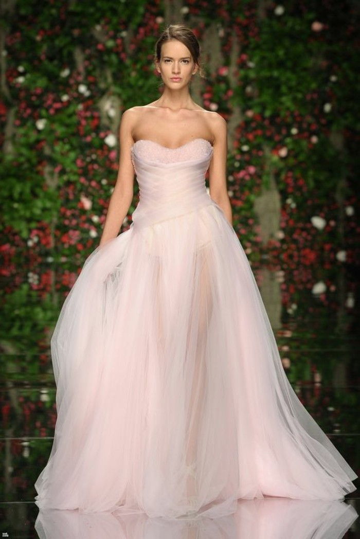 Brudklänning i rosa haute couture