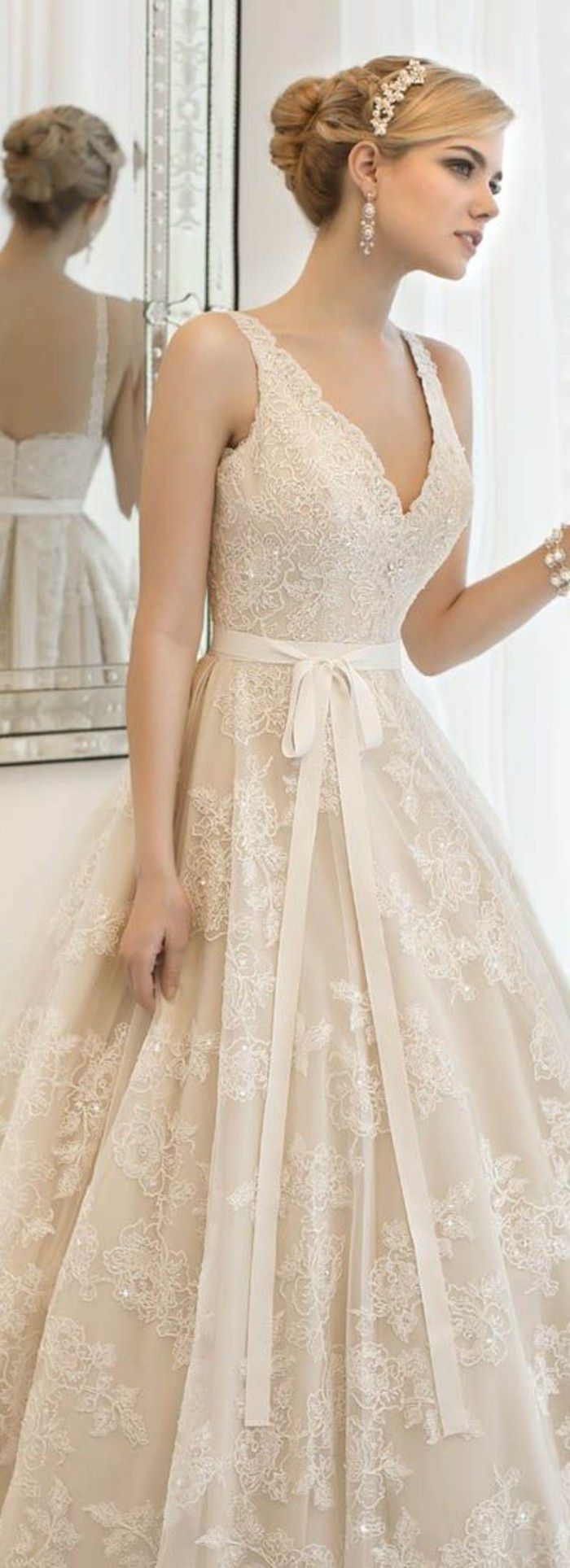 Vestuvių suknelė rožinės spalvos lankelyje