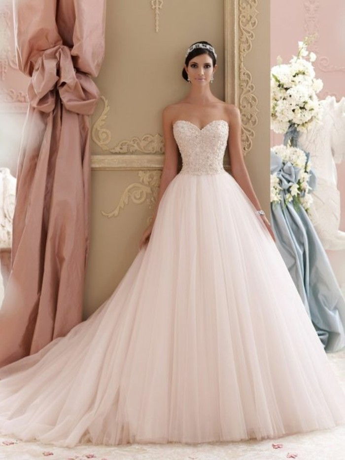 Vestuvių suknelė su rožine spalva