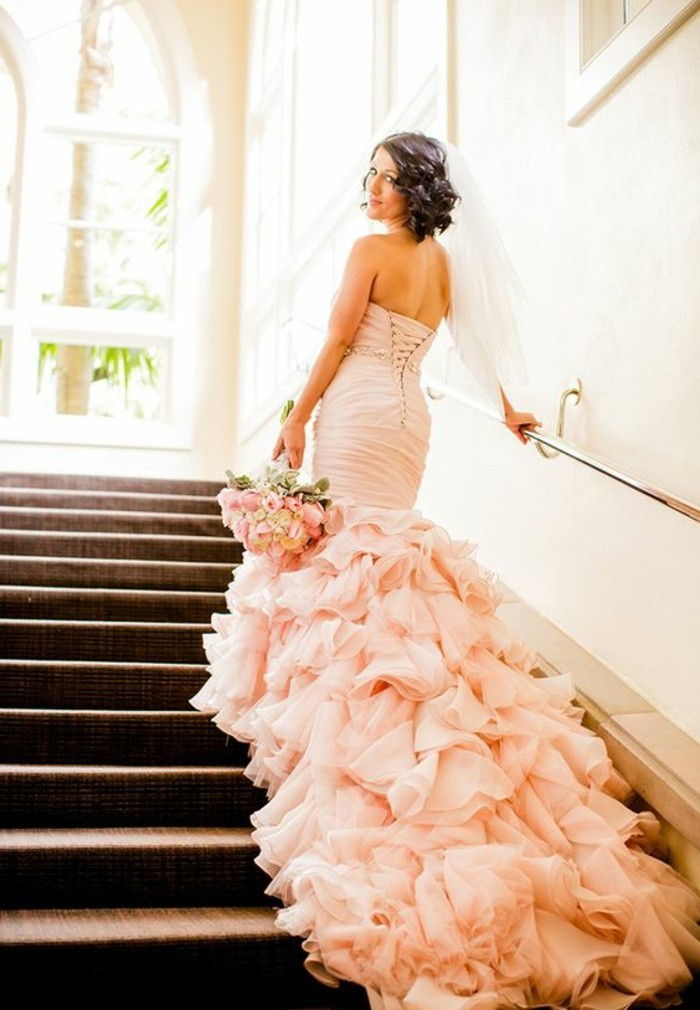 Vestuvinė suknelė rožinė ant uodegos