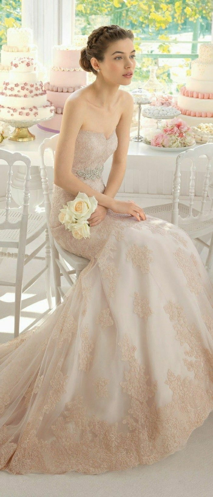 Vestuvių suknelė-rožinė ir puokštė-balta rožė