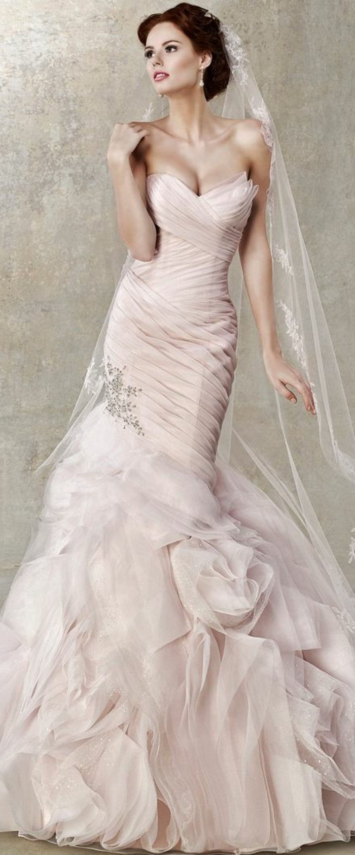 Svadobné šaty v ružovom a dlhom závoji