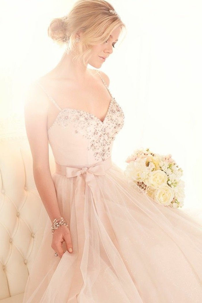Vestuvių suknelė rožinės spalvos ir rožinio puokštėje