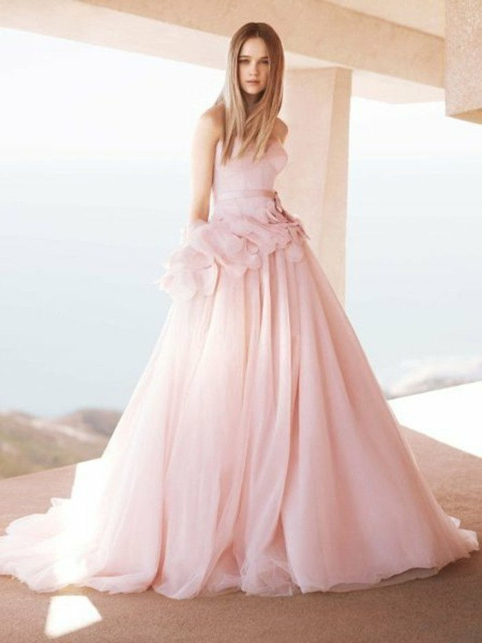 Svadobné šaty v ružovej jemnej svetlej farbe