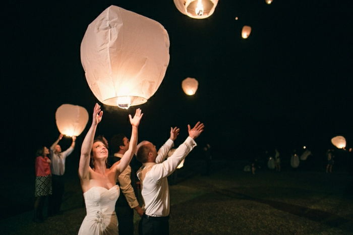 Brud og brudgom, bryllup-hvit himmel lanterner
