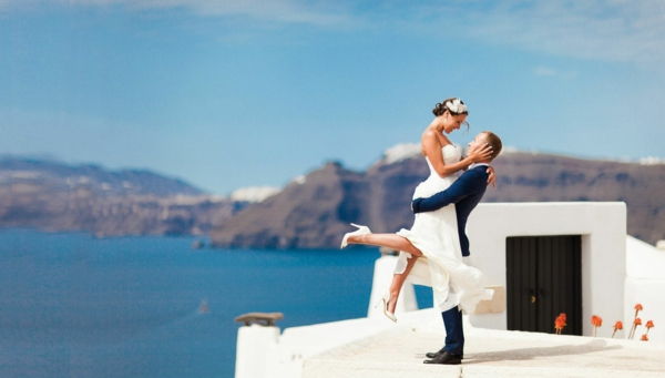 Proaspăt căsătoriți-in-Santorini