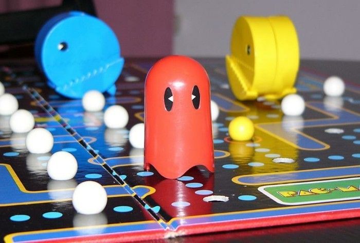 Board spill-med-en-rød-spøkelser