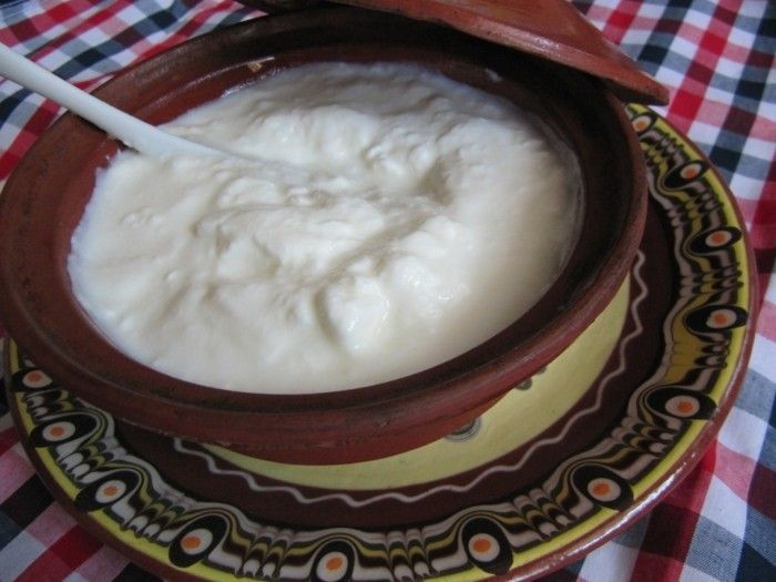 Bulgarien yogurt-in-traditionella-fartyg