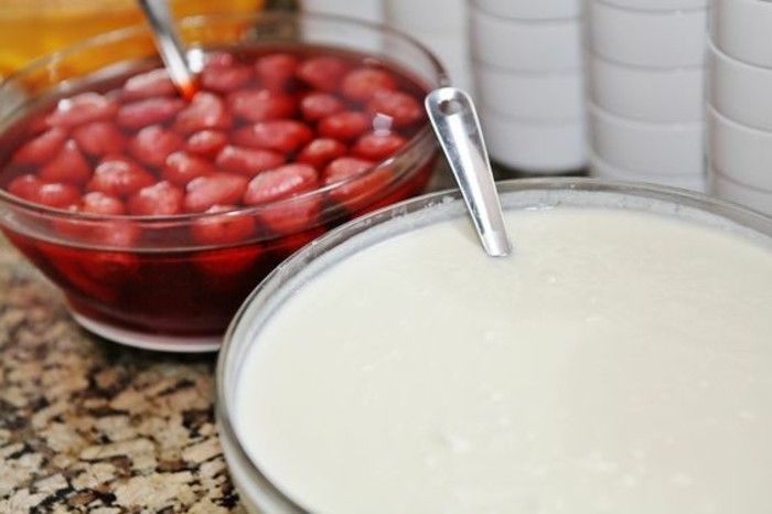Bulgariska yoghurt och jordgubbar-dabei