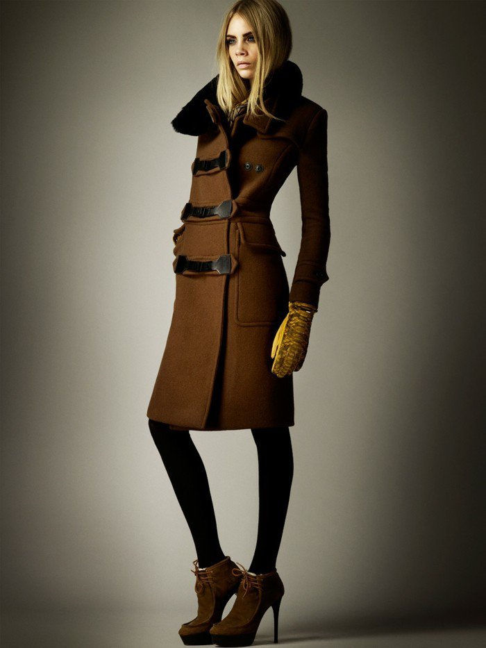 Cara Delevingne-med-brun frakk og hansker