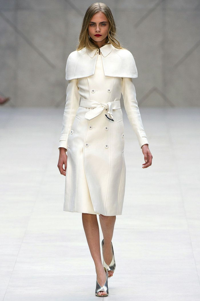 Cara Delevingne-med-vakker hvit frakk