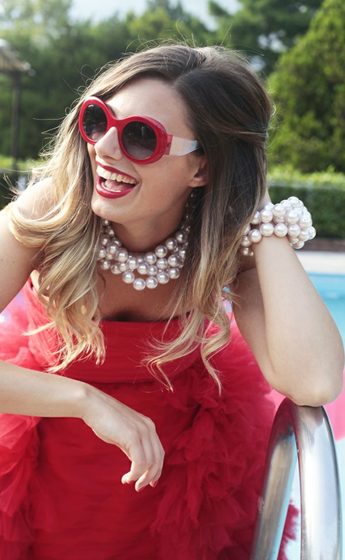 Chanel solbriller-rød-hvit-perlesmykker