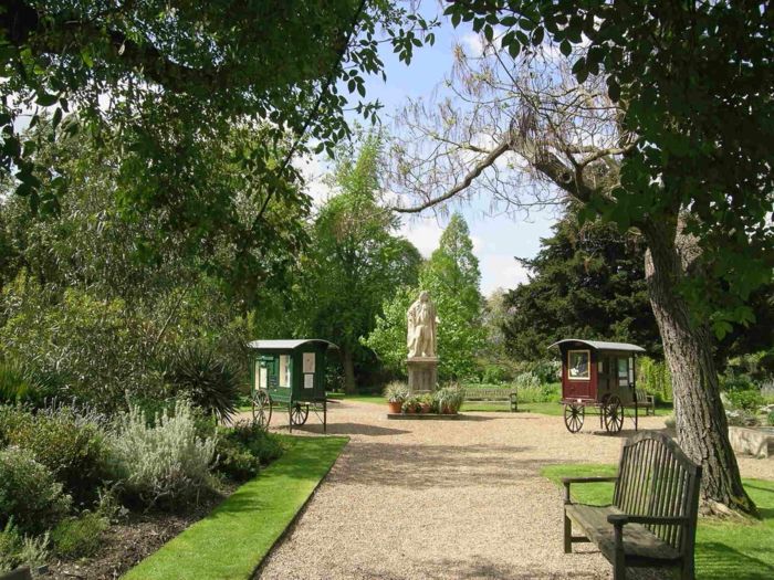 Chelsea Fizika Garden-plemiških in zgodovinskih Kip okrasni kamni Avenue drevesa leseni klopi grmovje retro-vagoni angleški vrt