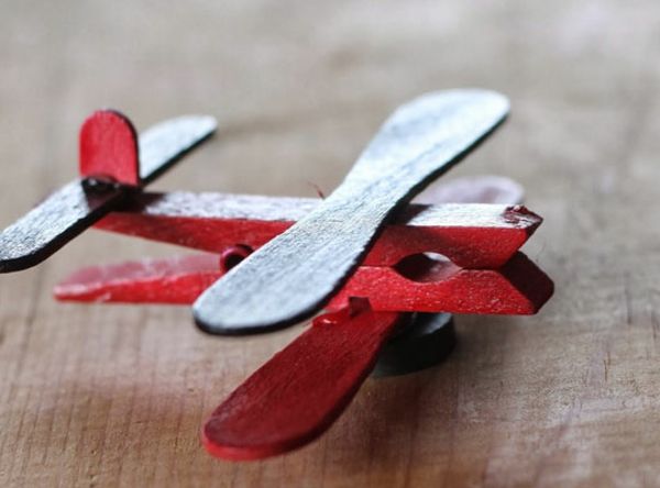 chladná jarná diy idea - lietadlo vyrobené z červených clothespins