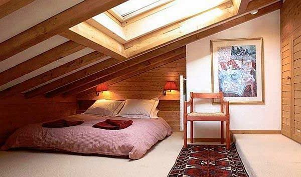 Cool-dormitor-in-dachgechoss-cu-covor colorat