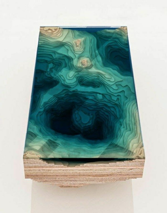 Cafea-masă de lemn design original și strat de sticlă pe harta geologică Ocean 3D