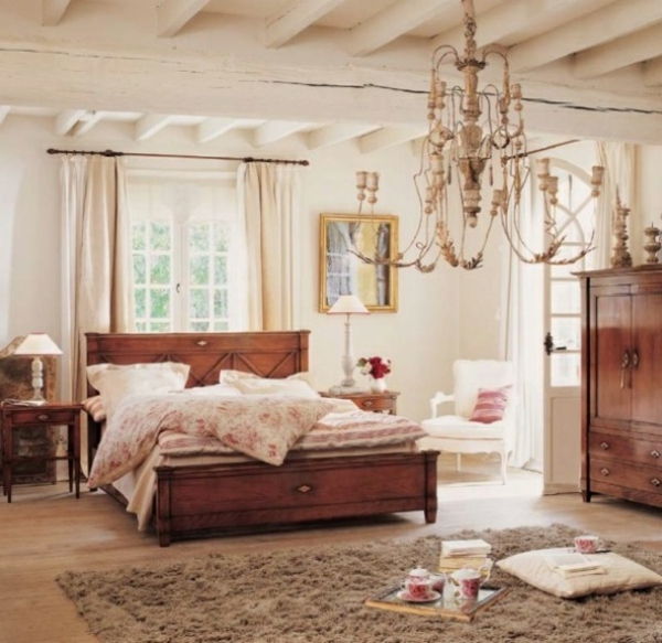 spalnica v državi - bela zavesa in lepi lustri