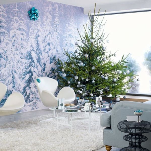 vit juldekoration - fåtölj i vitt och grönt granträd