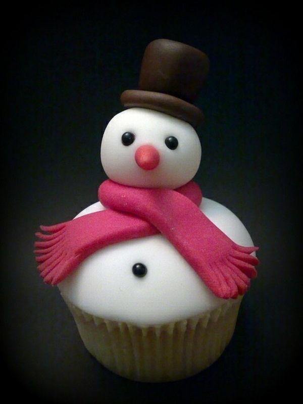 voor de kerst-taart met-een-snowman-cupcake