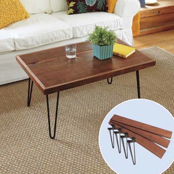 asissue pohovka v obývacej izbe - drevený stôl