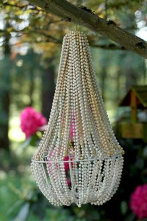 DIY lampa vyrobená z perlových náhrdelníkov - visiace zo stromovej vetvy