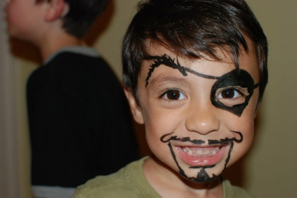Malý usmievavý chlapec s pirátskou make-up